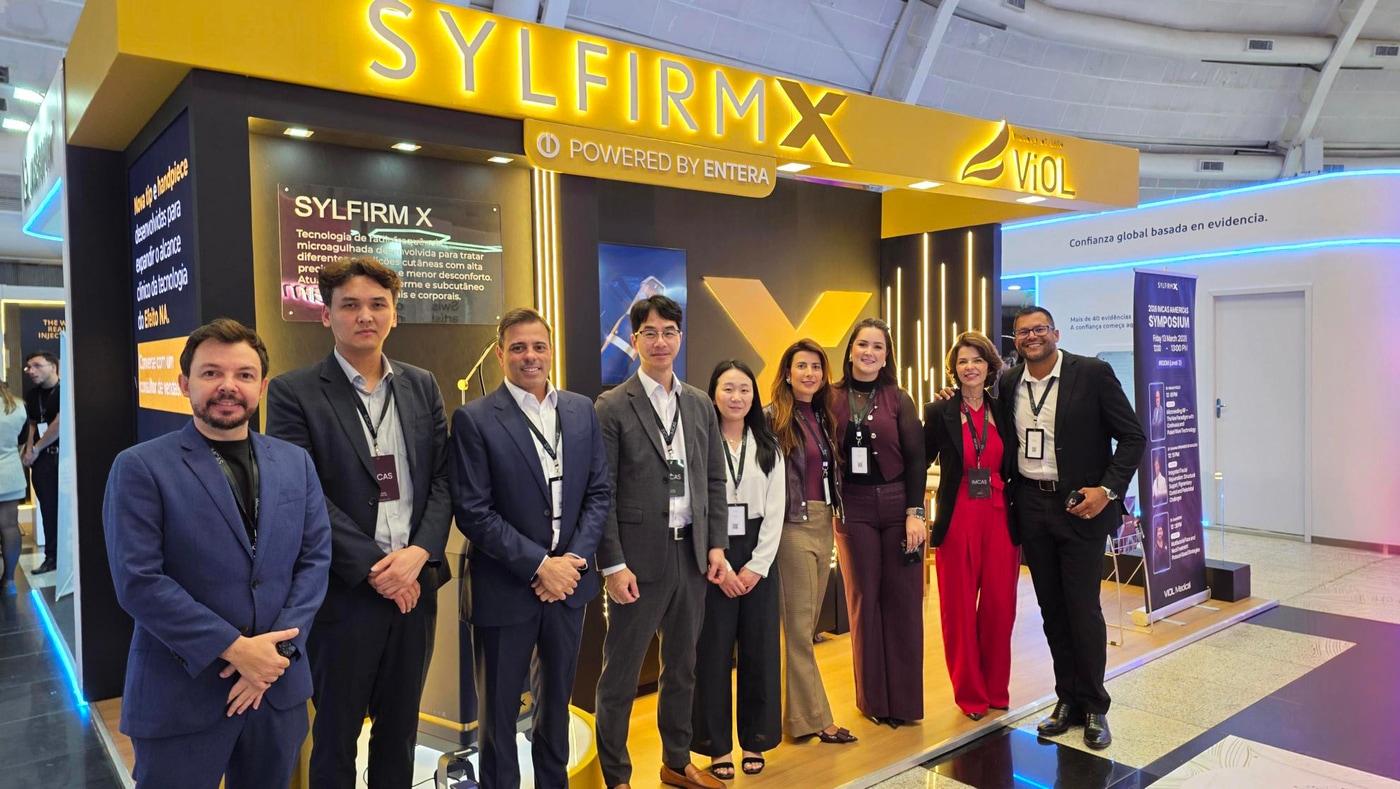 본문 이미지 - 비올메디컬 이은천 대표이사가 지난 13일부터 15일까지 브라질 상파울루에서 열린 글로벌 미용의학학술대회 ‘임카스 아메리카 2026’에 방문한 관계자들과 기념촬영을 하고 있다. (왼쪽에서 네 번째 비올메디컬 이은천 대표이사(비올메디컬 제공) 