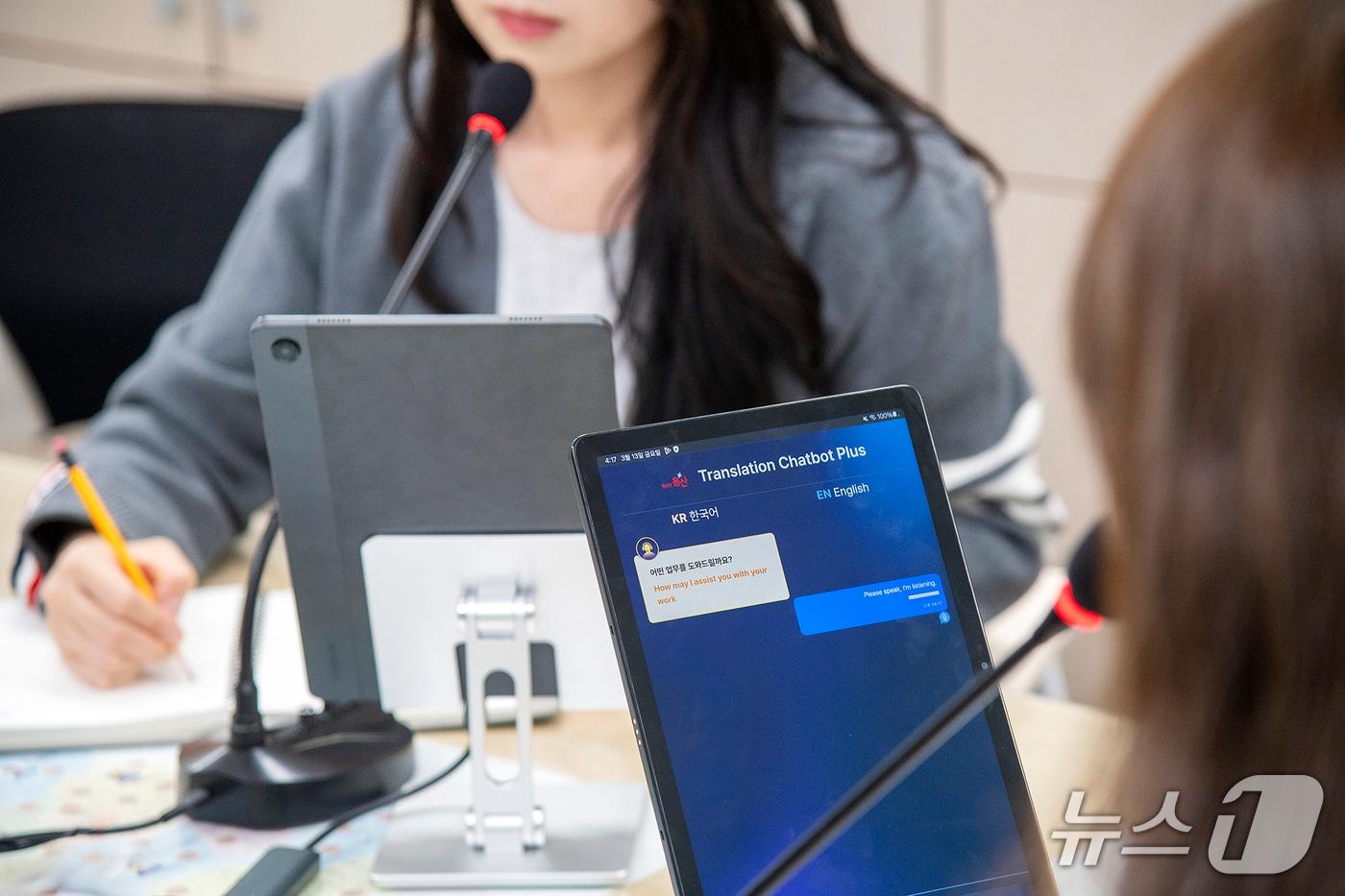 본문 이미지 - 통역 이용.(용산구 제공)