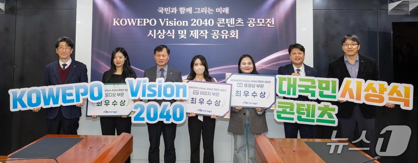 본문 이미지 - 한국서부발전은 16일 충남 태안 본사에서 ‘코웨포 비전(KOWEPO Vision) 2040 대국민 홍보 콘텐츠 시상식’후 기념촬영을 하고 있다.(서부발전 제공. 재판매 및 DB금지)2026.3.17/뉴스1