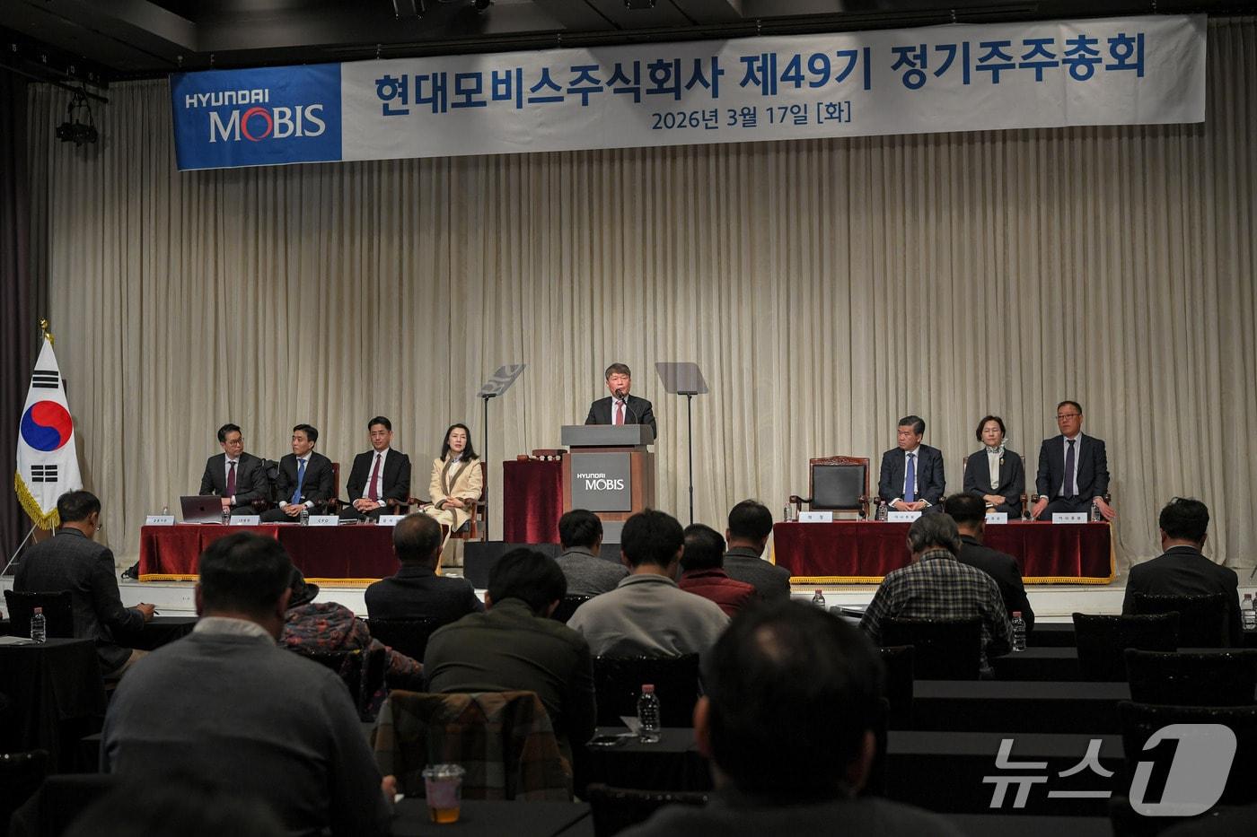 본문 이미지 - 이규석 현대모비스 사장이 17일 서울 강남 GS타워에서 열린 제49기 정기 주주총회에서 주주들에게 인사말을 하고 있다(현대모비스 제공). 2026.3.17.
