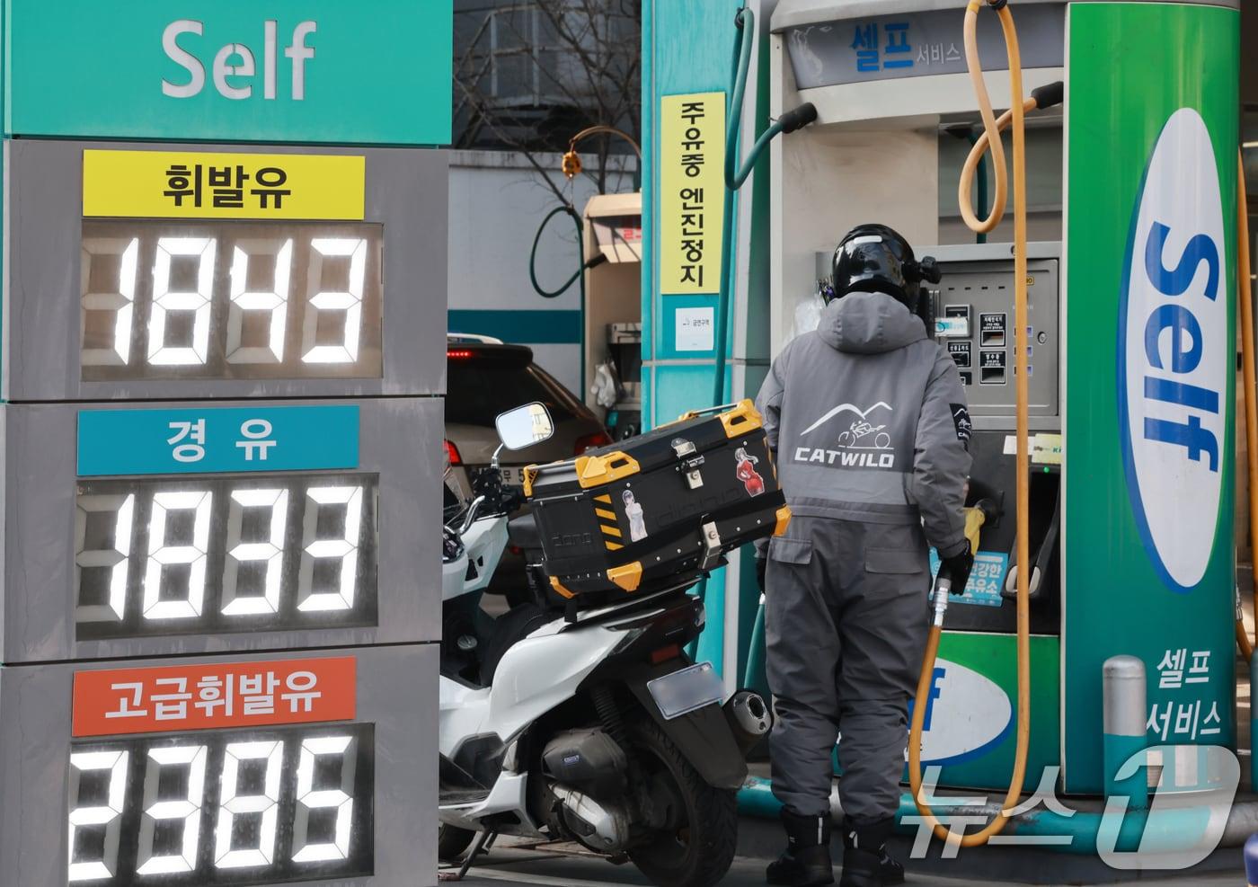 본문 이미지 - 석유 최고가격제 시행 닷새째인 17일 서울시내의 한 주유소에서 시민이 기름을 넣고 있다. 2026.3.17 ⓒ 뉴스1 이호윤 기자