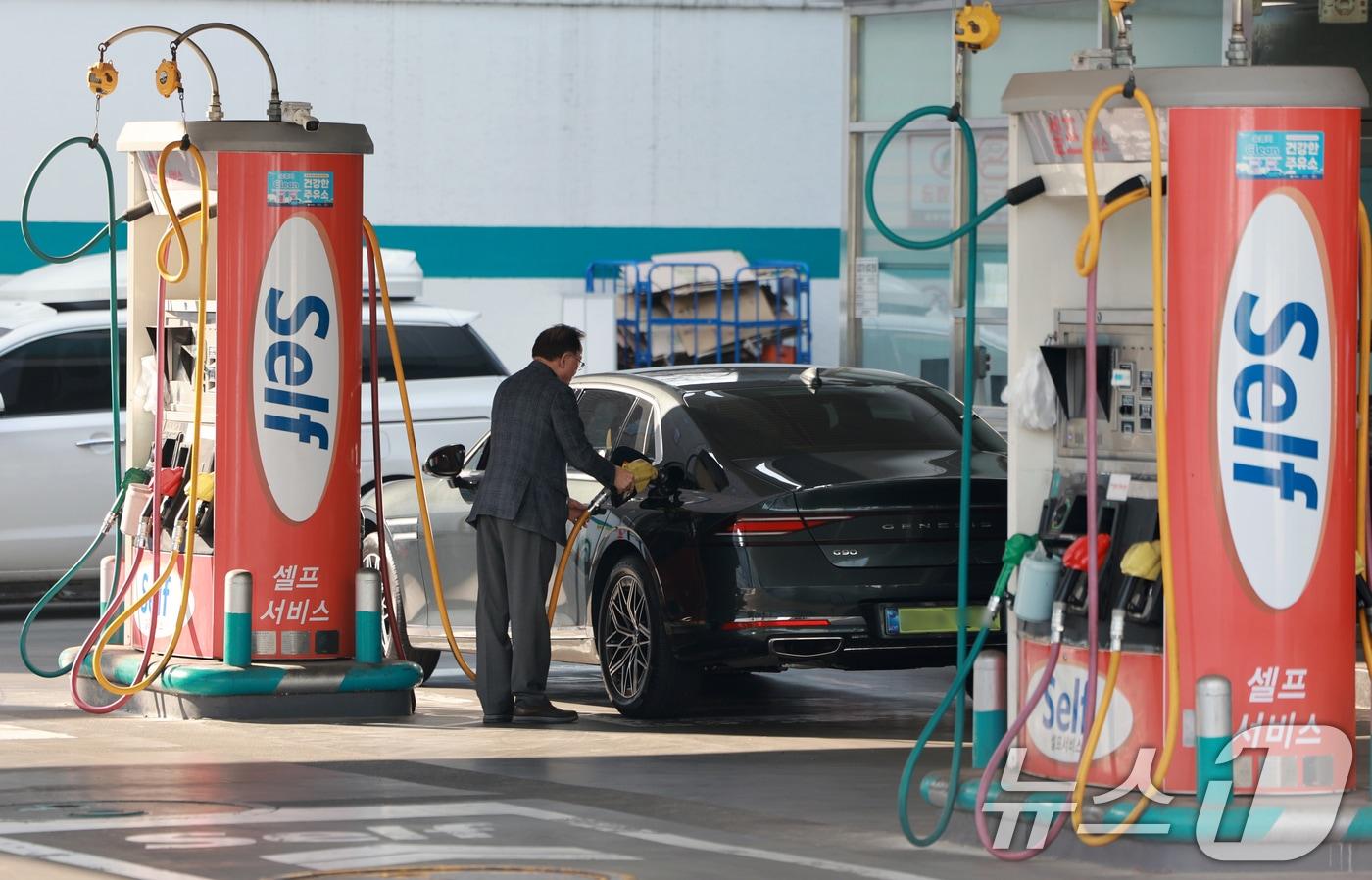 본문 이미지 - 서울시내의 한 주유소에서  기름 넣고 있는 시민.(뉴스1 DB) ⓒ 뉴스1 이호윤 기자