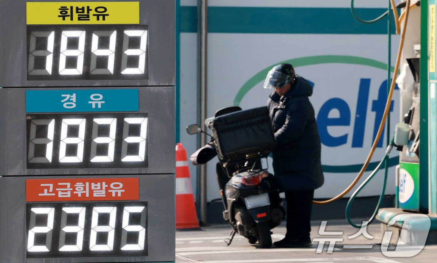 본문 이미지 - 석유 최고가격제 시행 닷새째인 17일 서울시내의 한 주유소에서 시민이 기름을 넣고 있다. 2026.3.17 ⓒ 뉴스1 이호윤 기자