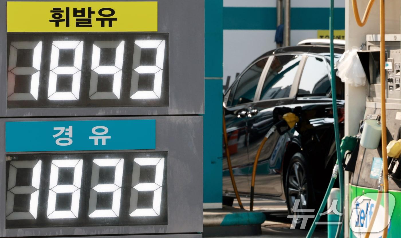 본문 이미지 - 주유소에 표시된 기름값. 2026.3.17 ⓒ 뉴스1 이호윤 기자