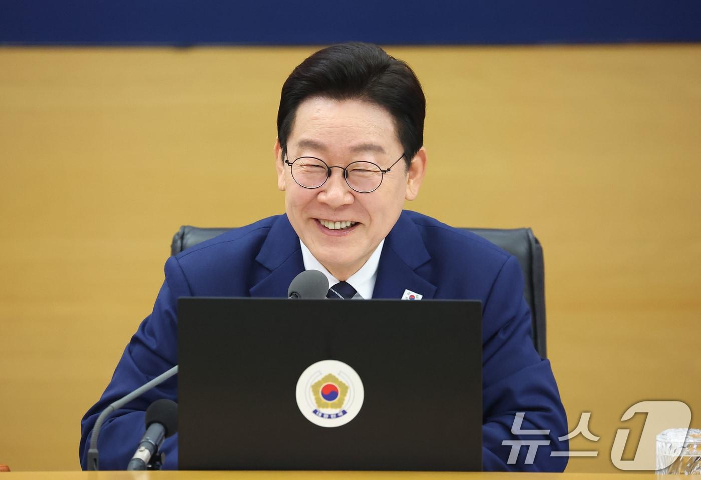 본문 이미지 - 이재명 대통령이 17일 정부세종청사에서 열린 국무회의에서 미소 짓고 있다. (청와대통신사진기자단) 2026.3.17 ⓒ 뉴스1 허경 기자