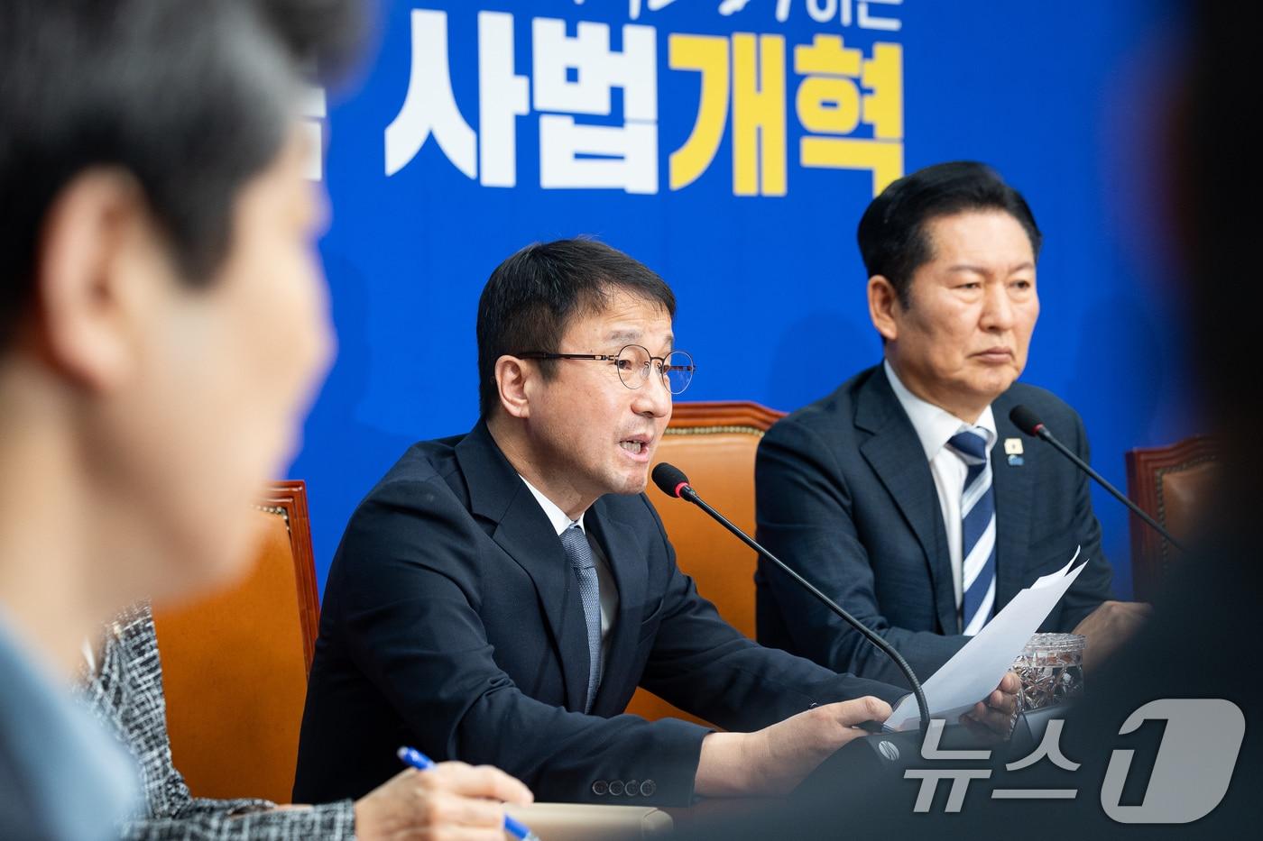 본문 이미지 - 한병도 더불어민주당 원내대표가 17일 서울 여의도 국회에서 열린 검찰개혁 관련 긴급 기자회견에서 발언하고 있다. 2026.3.17 ⓒ 뉴스1 유승관 기자