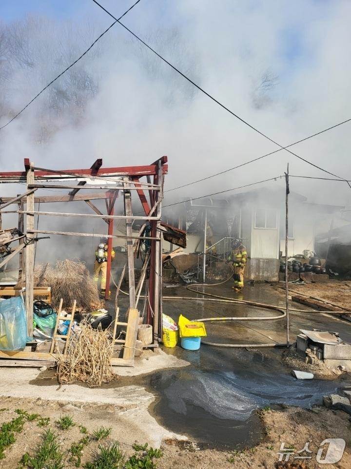 본문 이미지 - 17일 오전 9시 27분쯤 충북 영동군 추풍령면 추풍령리 한 주택에서 불이 났다.(영동소방서 제공. 재판매 및 DB금지) 