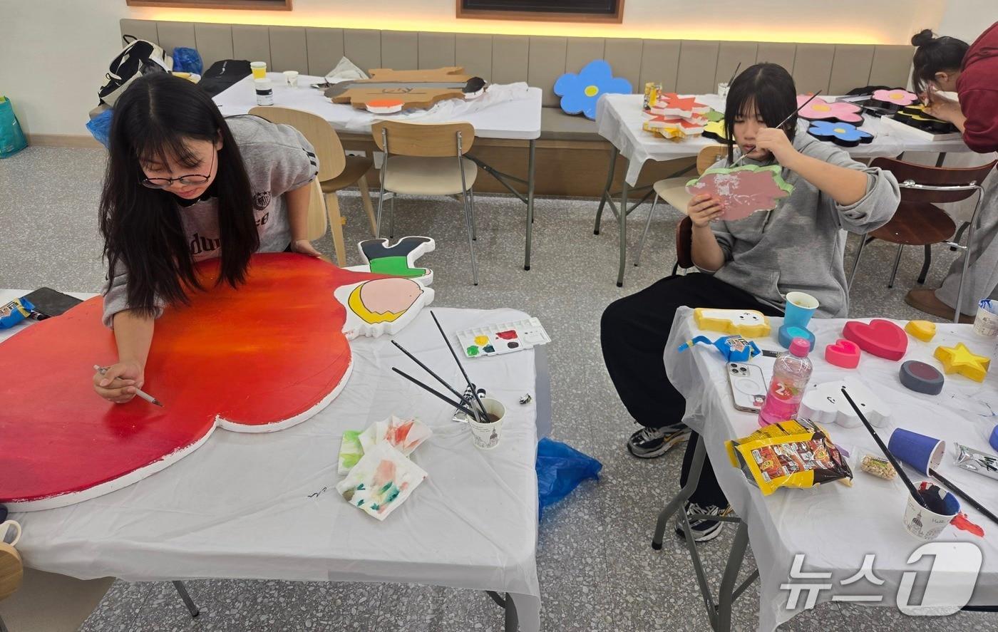 본문 이미지 - '리틀 박수근 프로젝트 2기' 전시회 관련 사진.(양구군 제공. 재판매 및 DB금지)/뉴스1