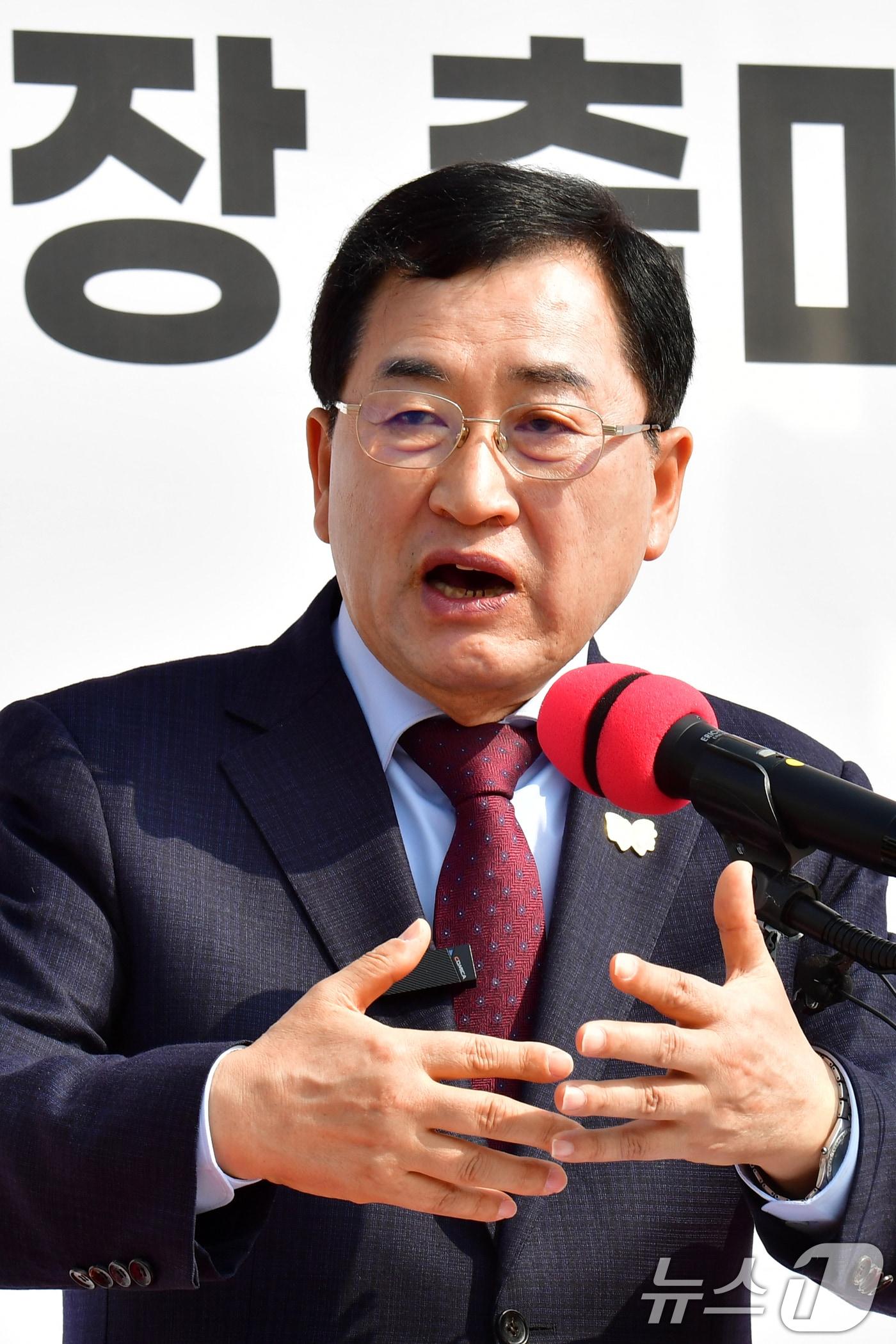 본문 이미지 - 주낙영 경북 경주시장이 지난 3월 17일 시청 앞 광장에서 기자회견을 열고 3선 도전을 선언했다.2026.3.17 ⓒ 뉴스1 최창호 기자