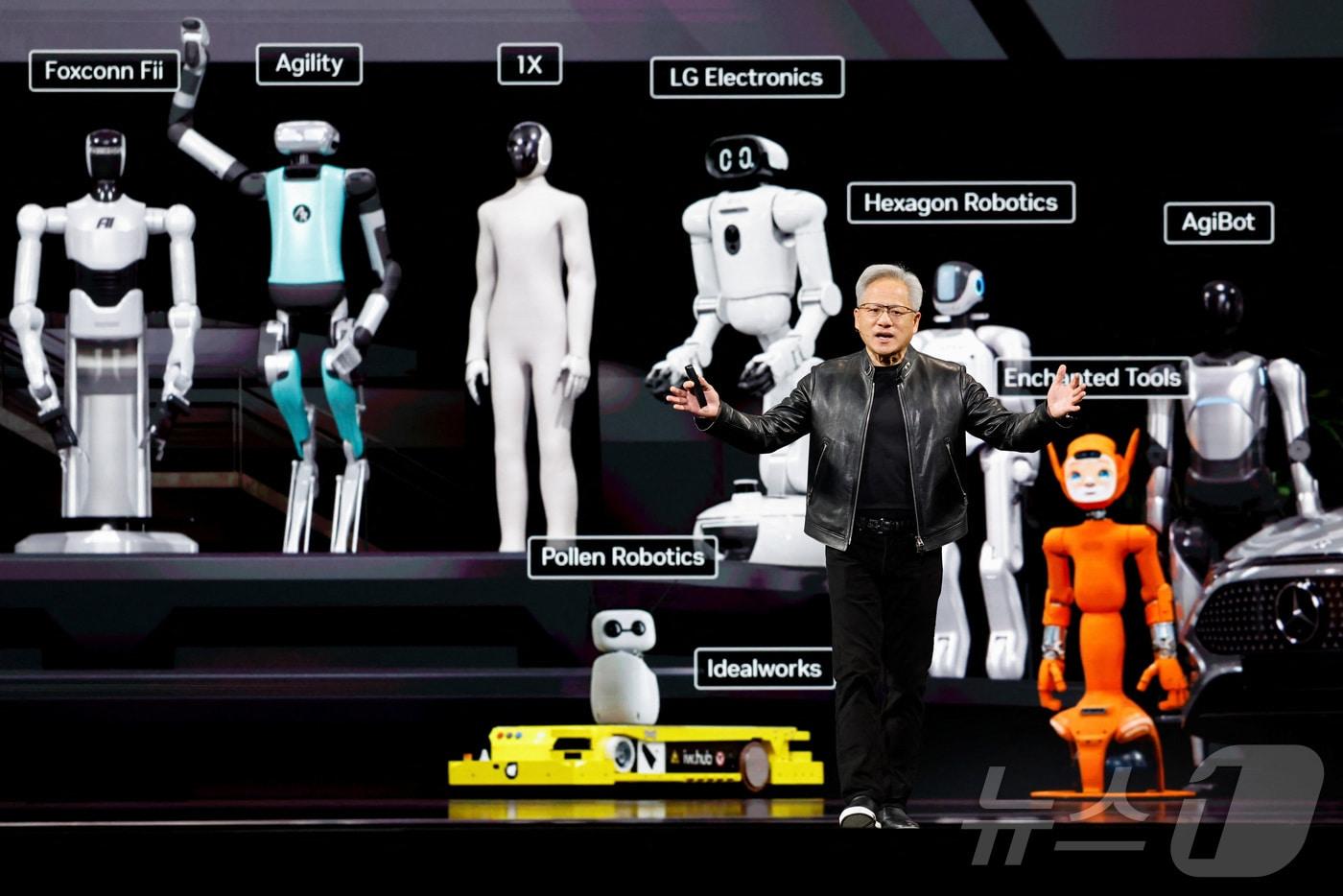 본문 이미지 - 젠슨 황 엔비디아 최고경영자가 16일(현지 시각) 연례 개발자 모임인 GTC에서 기조 연설을 하고 있다. ⓒ 로이터=뉴스1