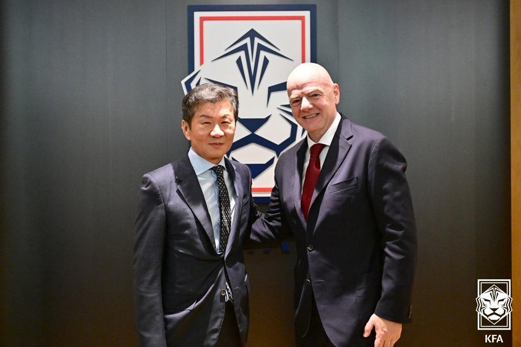 본문 이미지 - 정몽규 대한축구협회장(왼쪽)과 인판티노 FIFA 회장(대한축구협회 제공)