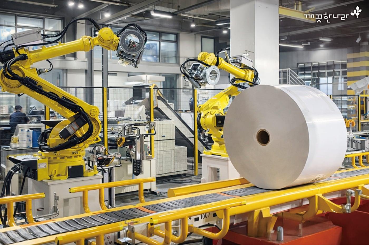 본문 이미지 - 깨끗한나라(004540)는 청주공장에 로봇 기반 '원지포장 자동화' 시스템을 구축해 생산성과 품질 경쟁력을 높이고 현장 안전성도 강화했다고 17일 밝혔다.(깨끗한나라 제공)