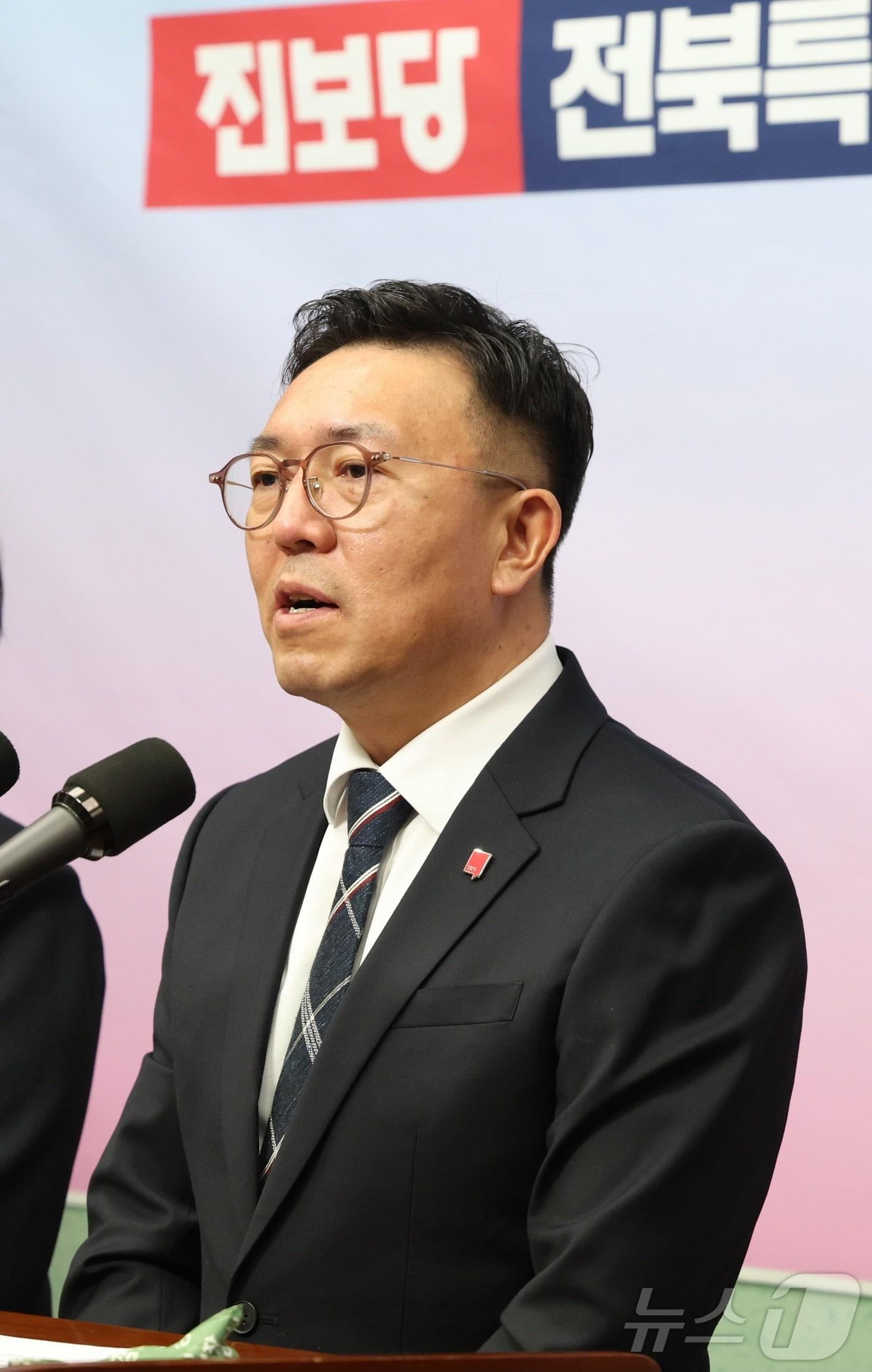 본문 이미지 - 백승재 진보당 전북도지사 출마예정자가 17일 전북 전주시 전북특별자치도의회에서 기자회견을 열고 출마 선언을 하고 있다. ⓒ 뉴스1 유경석 기자