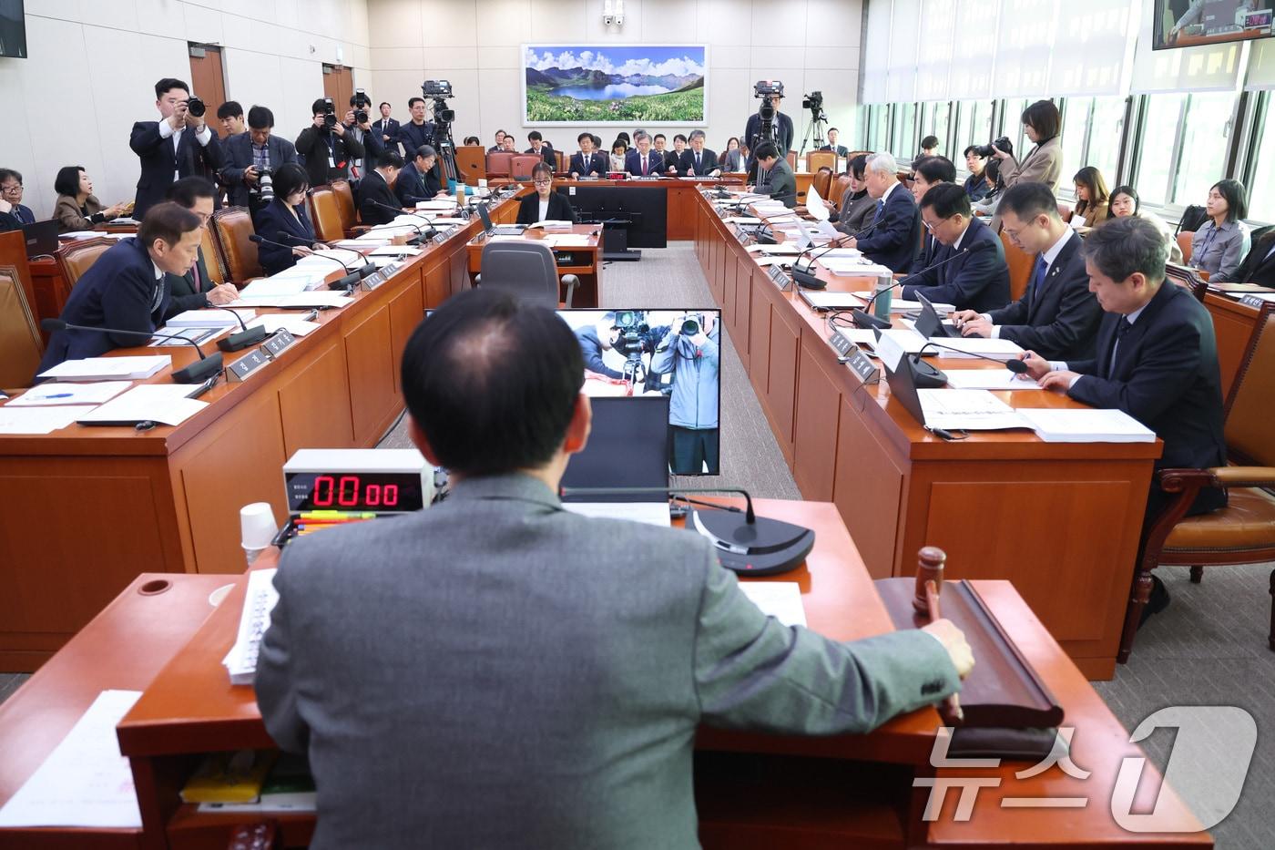 본문 이미지 - 김석기 위원장이 지난달 17일 서울 여의도 국회에서 열린 외교통일위원회 전체회의에서 의사봉을 두드리고 있다. 2026.3.17 ⓒ 뉴스1 신웅수 기자