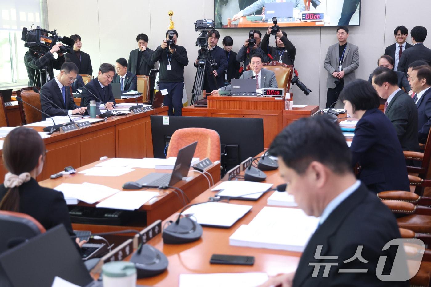 본문 이미지 - 김석기 위원장이 17일 서울 여의도 국회에서 열린 외교통일위원회 전체회의에서 의사봉을 두드리고 있다. 2026.3.17 ⓒ 뉴스1 신웅수 기자