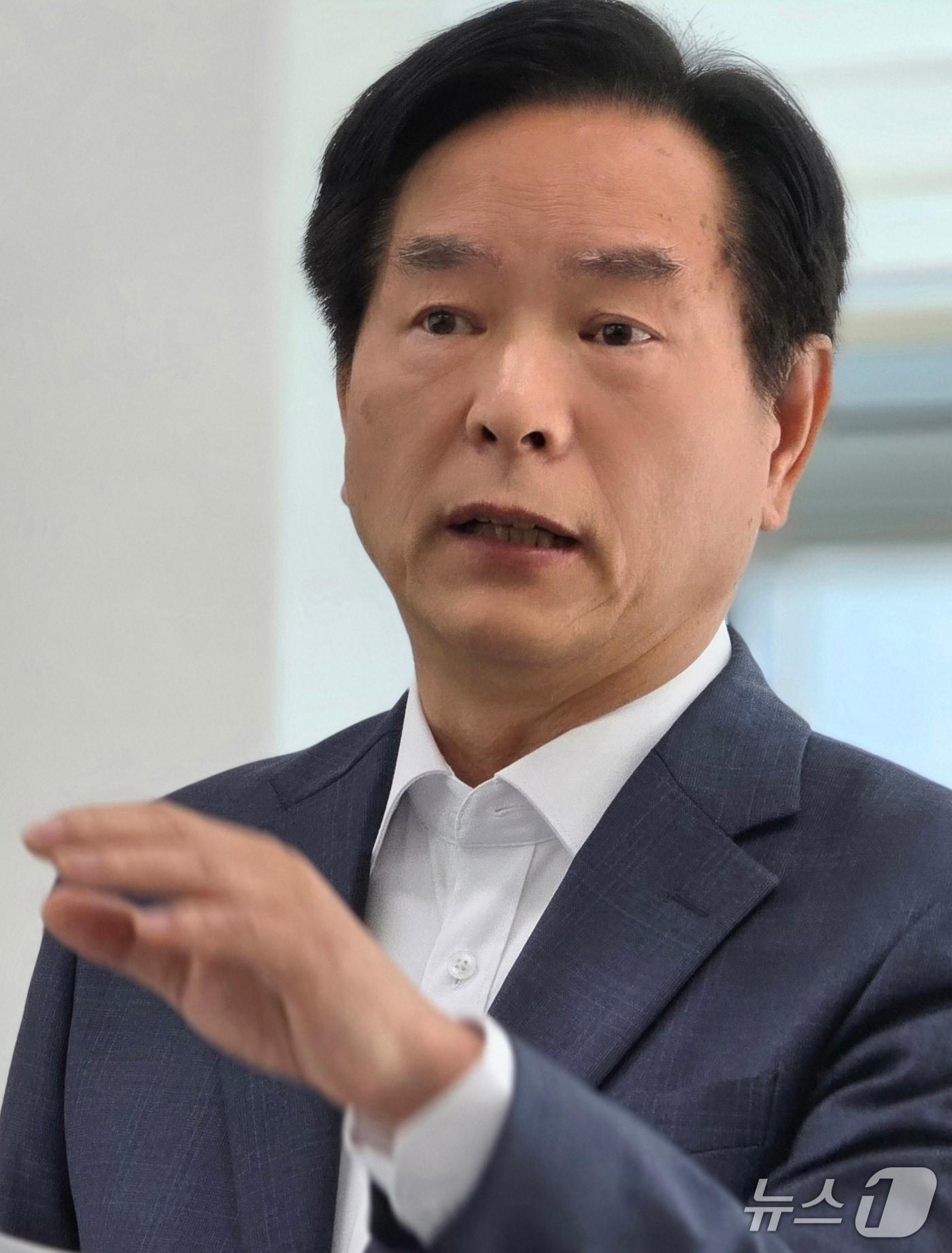 본문 이미지 - 최병국 전 시장이 17일 경산시청에서 경산시장 출마 기자회견을 하고 있다. 2026.3.17/뉴스1