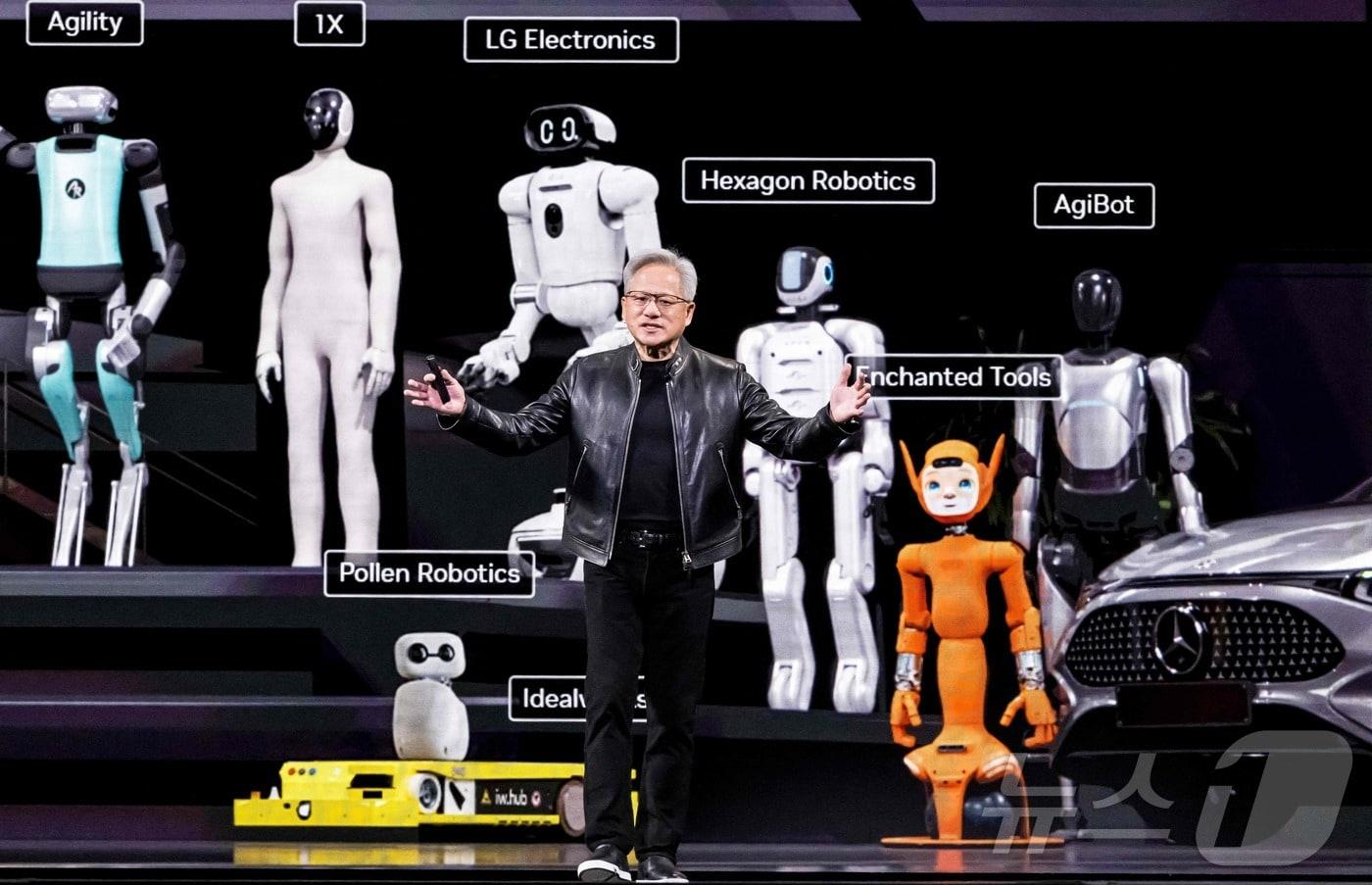 본문 이미지 - 젠슨 황 엔비디아 최고경영자(CEO)가 16일(현지시간) 캘리포니아주 새너제이 SAP센터에서 열린 연례 개발자 행사 GTC에서 기조연설을 하고 있다. 2026.3.16 ⓒ AFP=뉴스1