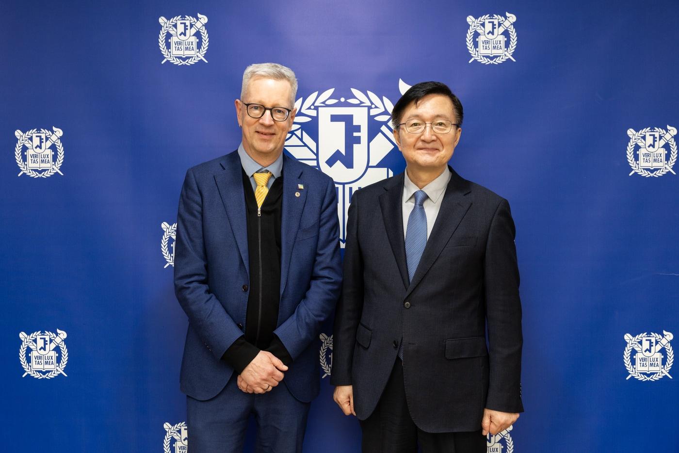 본문 이미지 - (왼쪽)치글러 베를린자유대 총장과 유홍림 서울대 총장 (사진. 서울대 제공)