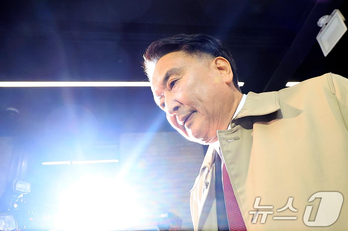 본문 이미지 - 국민의힘 지방선거 공천관리위원회(공관위)로부터 컷오프(공천 배제) 통보를 받은 김영환 충북도지사가 17일 오전 서울 여의도 국민의힘 당사로 들어가고 있다. ⓒ 뉴스1 박정호 기자