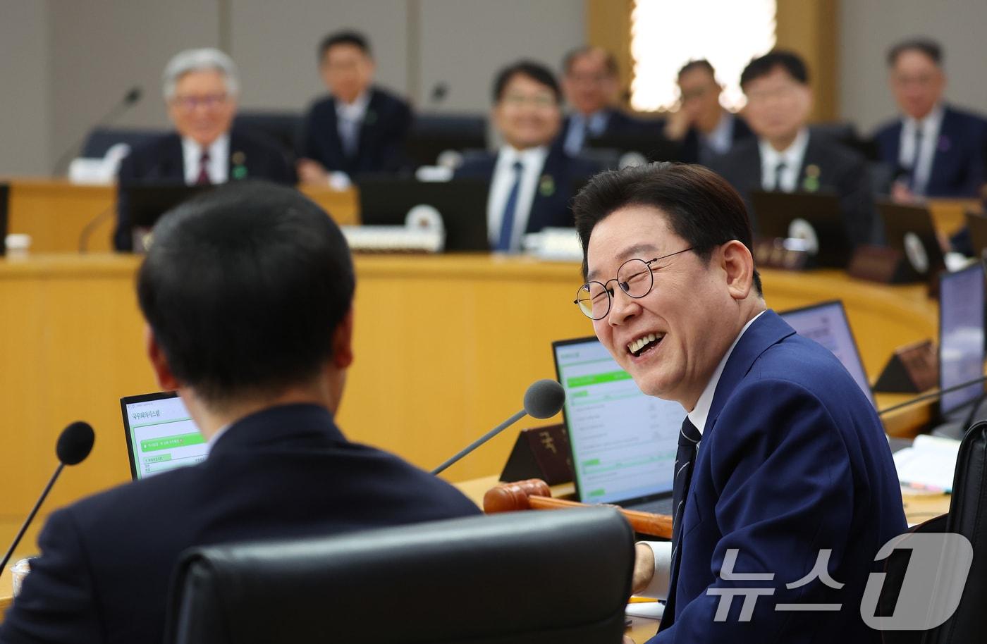 본문 이미지 - 이재명 대통령이 17일 정부세종청사에서 열린 국무회의에서 미소 짓고 있다. (청와대통신사진기자단) 2026.3.17 ⓒ 뉴스1 허경 기자