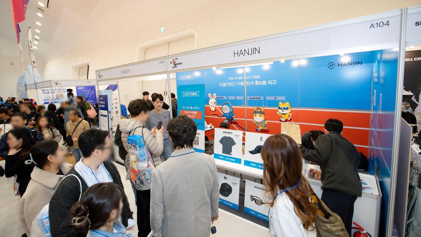 본문 이미지 - 한진은 지난 13일부터 15일까지 사흘간 열린 '2026 러닝 엑스포'에 참가해 스포츠 물류 분야의 독보적인 전문성을 입증하며 행사를 성공적으로 마쳤다고 17일 밝혔다.(한진 제공)