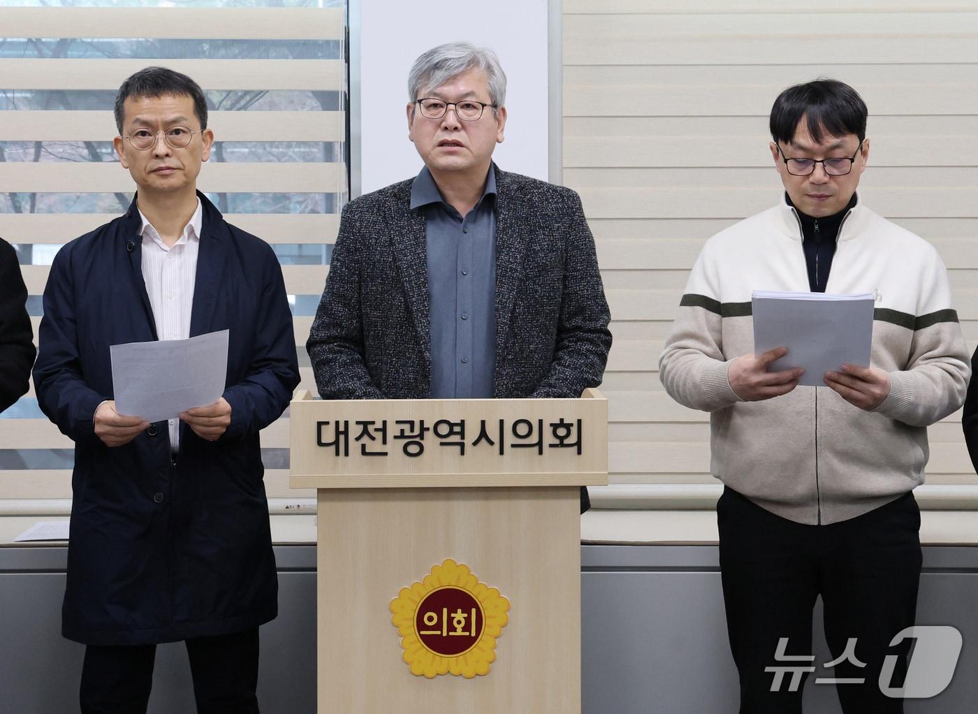 본문 이미지 - 민주당 평당원협의회가 17일 대전시의회에서 기자회견을 하고 있다.<strong>2026.3.17 ⓒ 뉴스1 김기태 기자</strong>