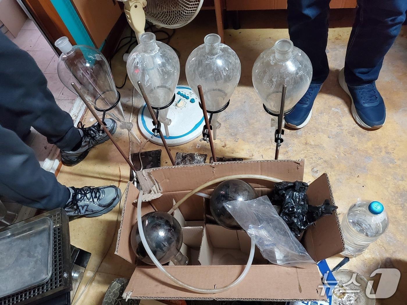 본문 이미지 - MDMA 제조도구.(인천공항세관 제공. 재배포 및 DB금지)2026.3.17/뉴스1