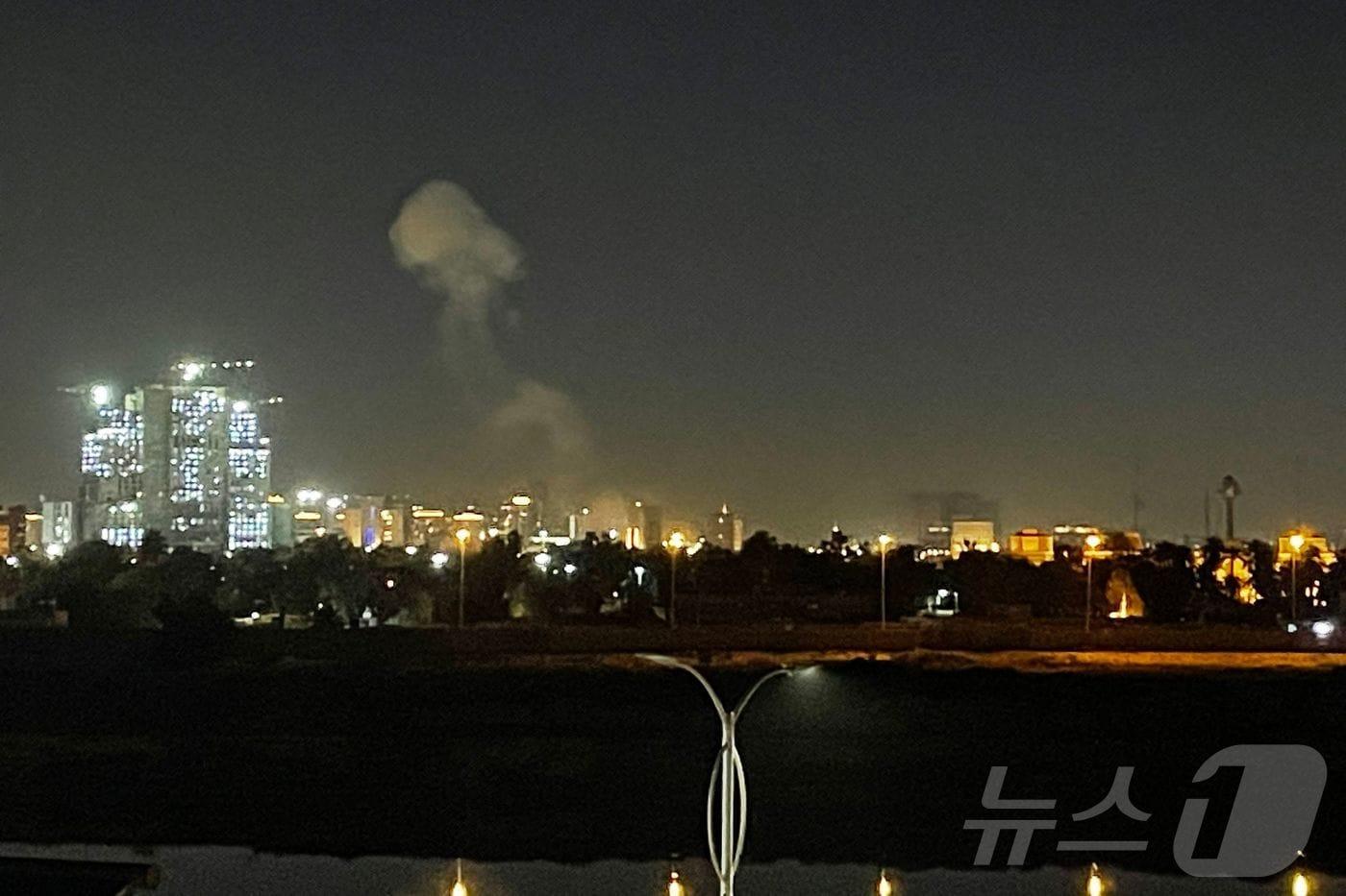본문 이미지 - 16일(현지시간) 이라크 바그다드 상공으로 검은 연기가 치솟고 있다. AFP통신 기자들은 이날 밤 바그다드에서 큰 폭발음이 들렸으며, 그린존(특별경계구역) 인근에서 연기가 목격됐다고 전했다. 2026.03.16. ⓒ AFP=뉴스1