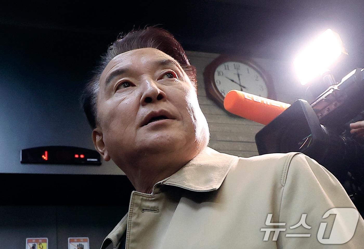 본문 이미지 - 국민의힘 지방선거 공천관리위원회(공관위)로부터 컷오프(공천 배제) 통보를 받은 김영환 충북도지사가 17일 오전 서울 여의도 국민의힘 당사에 도착, 엘리베이터를 기다리고 있다. 2026.3.17 ⓒ 뉴스1 박정호 기자