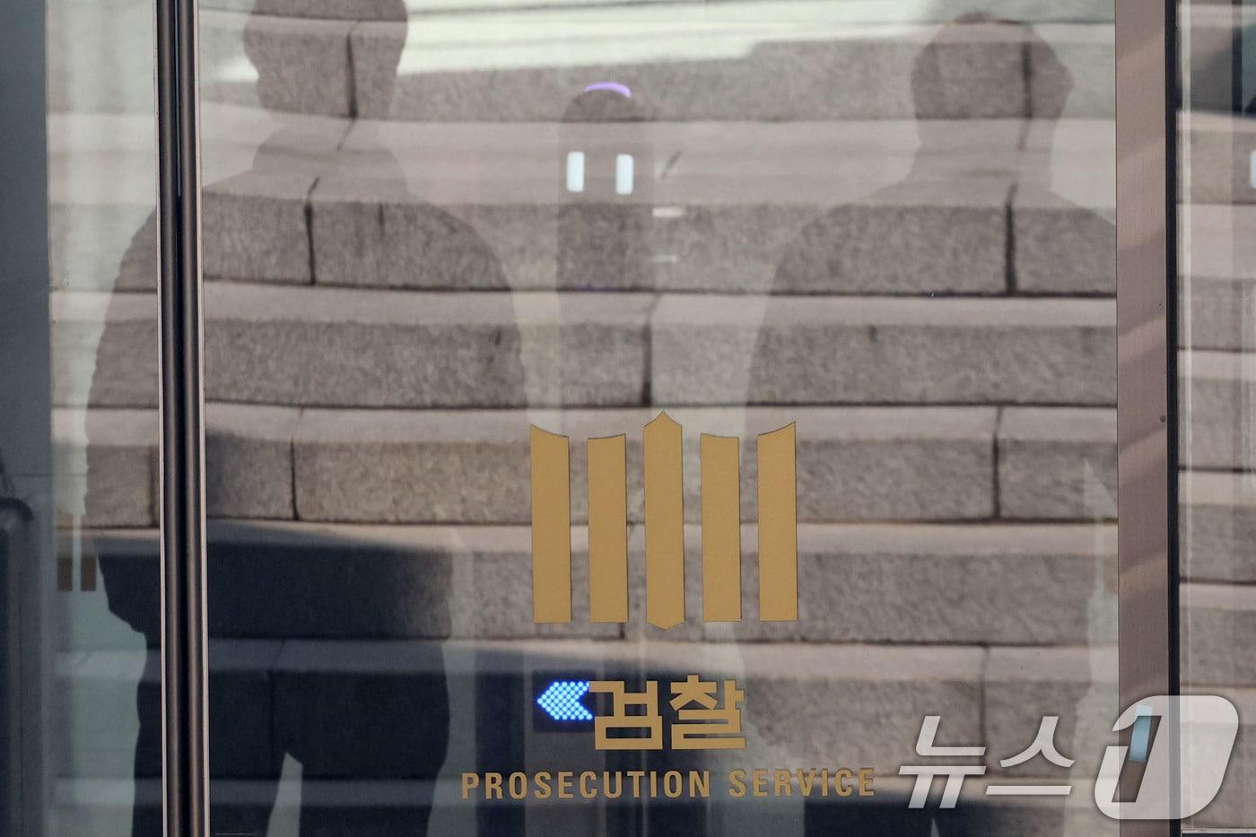 본문 이미지 - 서울 서초구 대검찰청에서 직원들이 출입하고 있다. 2026.3.17 ⓒ 뉴스1 이광호 기자