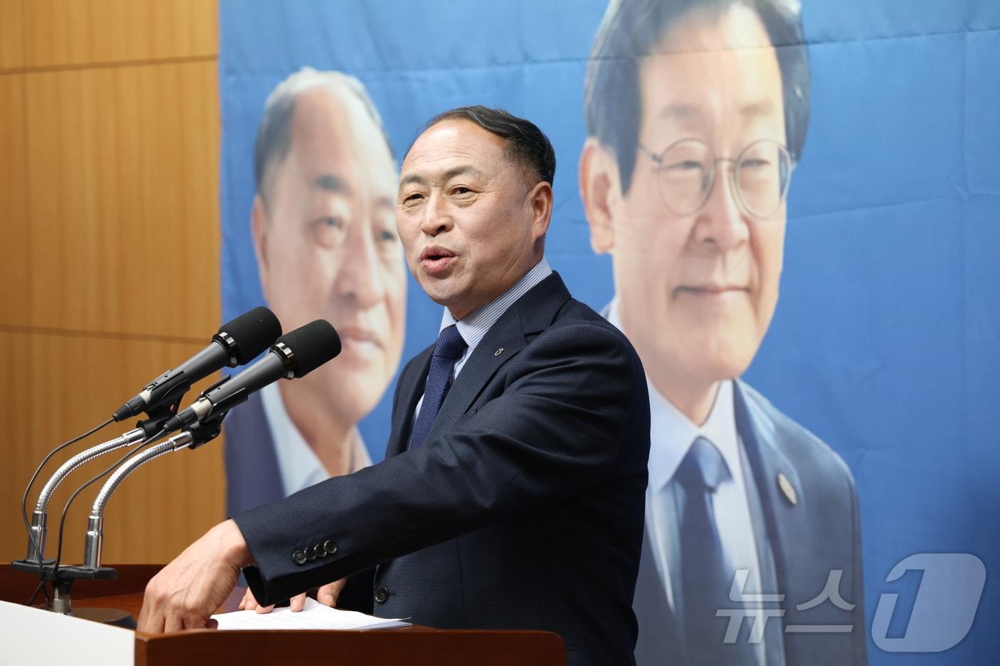 본문 이미지 - 한득수 임실축협장이 17일 전북 전주시 전북특별자치도의회에서 기자회견을 열고 임실군수 출마 선언을 하고 있다. ⓒ 뉴스1 유경석 기자