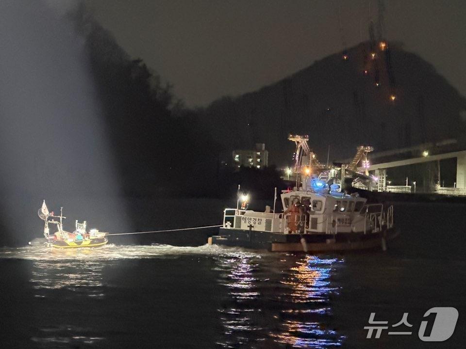 본문 이미지 - 강원 삼척 정라항 인근 해상 구조 현장.(동해해경 제공, 재판매 및 DB금지)