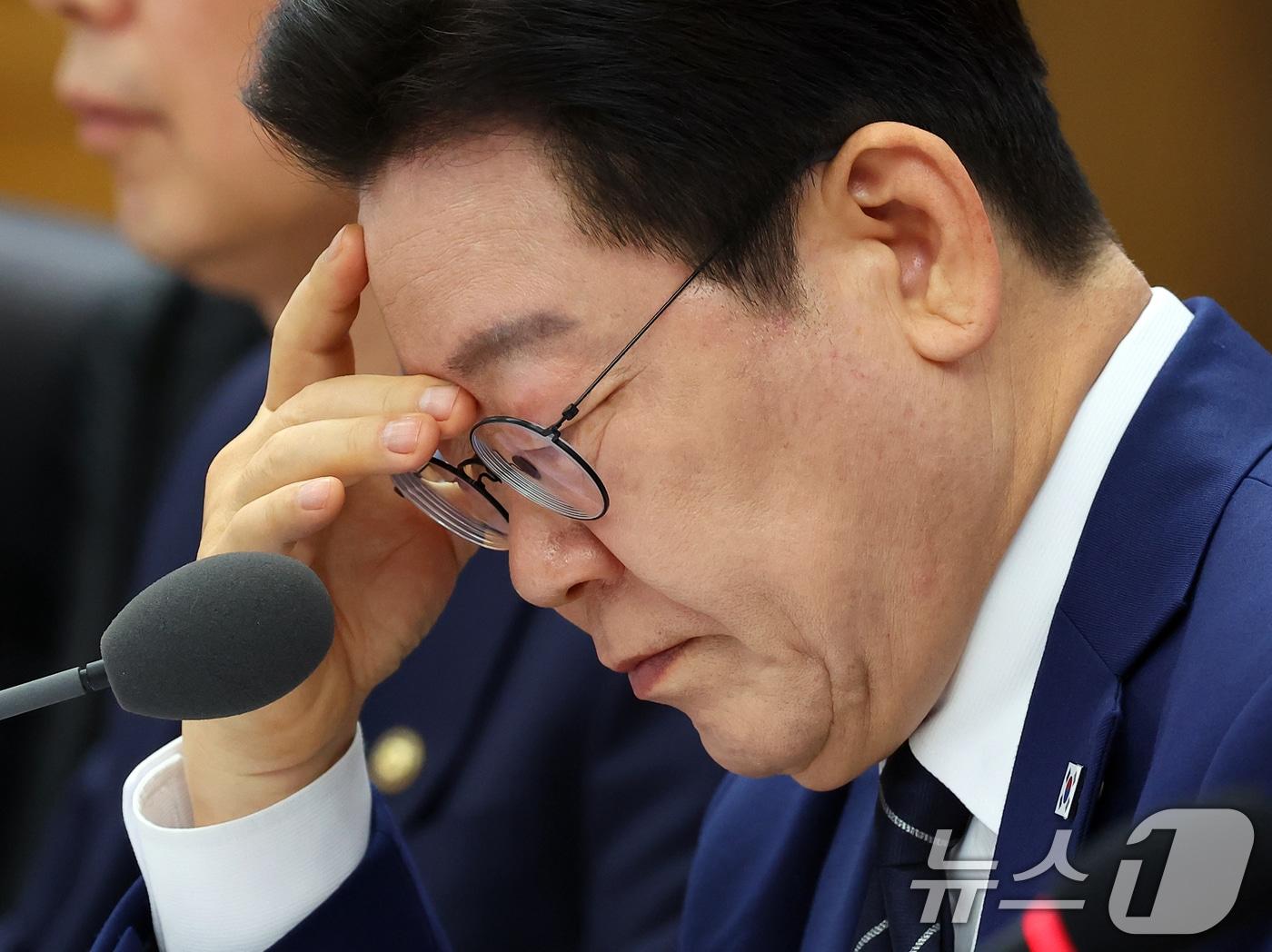 본문 이미지 - 이재명 대통령이 17일 정부세종청사에서 열린 국무회의에서 자료를 보고 있다. (청와대통신사진기자단) 2026.3.17 ⓒ 뉴스1 허경 기자