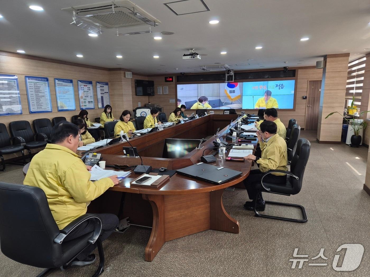 본문 이미지 - 17일 유호연 전북 정읍부시장이 중동 사태 관련 '비상경제대응 전담반(TF)' 회의를 주재하고 있다.(정읍시 제공. 재판매 및 DB금지)/뉴스1