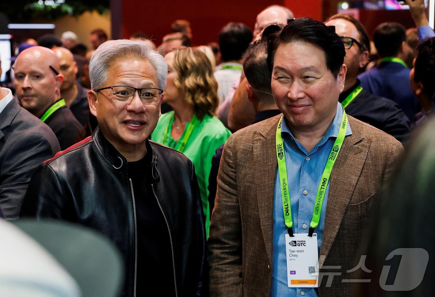 본문 이미지 - 젠슨 황 엔비디아 최고경영자(CEO)와 최태원 SK그룹 회장이 16일(현지시간) 미국 새너제이에서 열린 GTC 글로벌 AI 콘퍼런스에 참석하고 있다. 2026.3.16 ⓒ 로이터=뉴스1