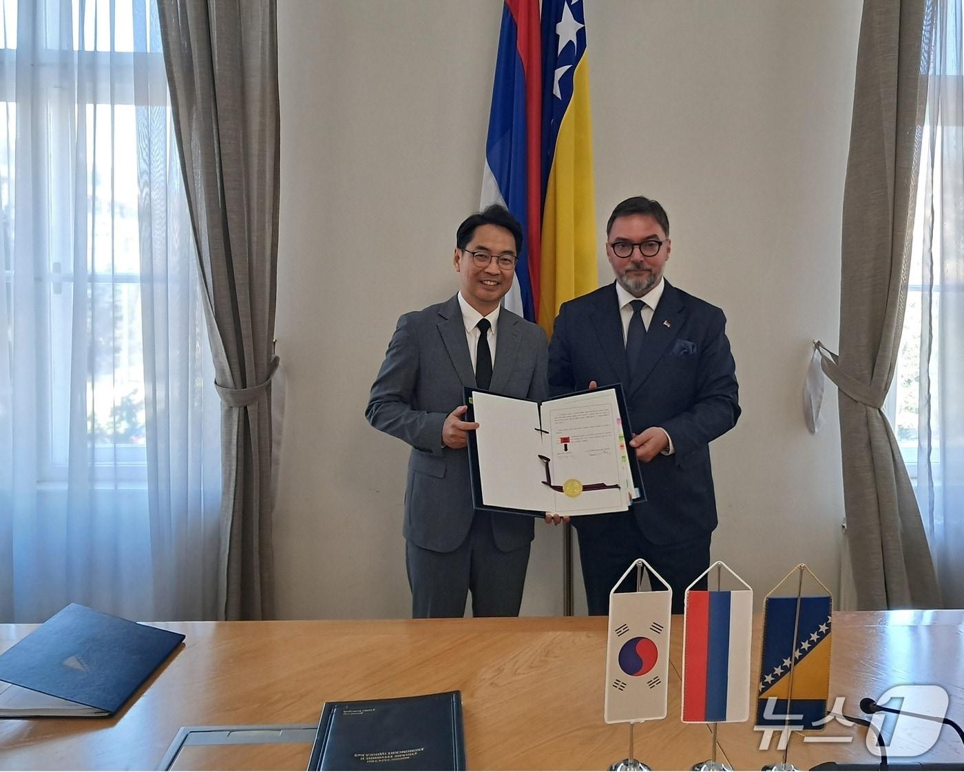 본문 이미지 -  이승범 주크로아티아대사(보스니아헤르체고비나 겸임)가 16일(현지시간)보스니아헤르체고비나 사라예보에서 스타샤 코샤라츠 보스니아헤르체고비나 대외무역경제부 장관과 '대한민국과 보스니아헤르체고비나 간의 경제협력에 관한 협정'에 서명했다. 2026.03.17. (외교부 제공)