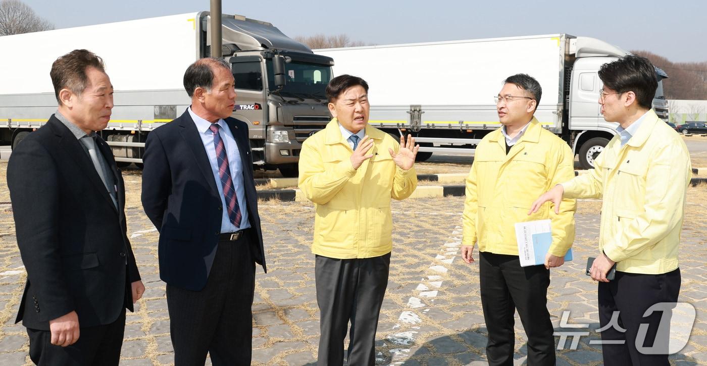 본문 이미지 - 중동 지역 정세 불안으로 인한 국제유가 상승이 화물 운송 업계에 큰 부담으로 작용하는 가운데 17일 김관영 전북도지사가 전주화물자동차 공영차고지를 방문해 화물자동차 협회 회원들의 애로사항을 청취하고 있다.(전북도 제공. 재판매 및 DB금지)/뉴스1