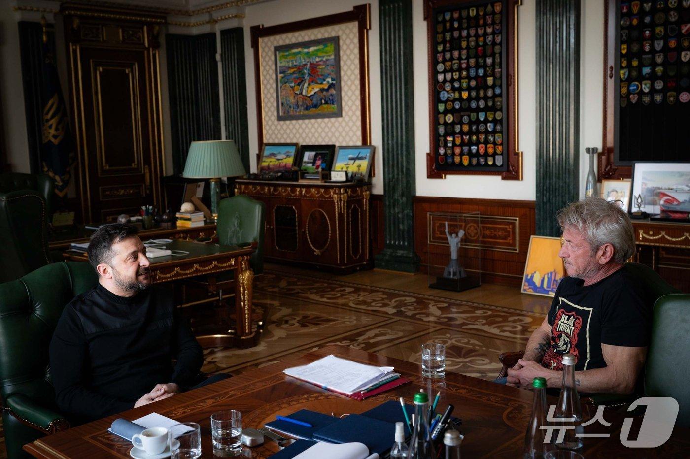 본문 이미지 - 미국 할리우드 배우이자 감독인 숀 펜이 남우조연상을 수상한 '제98회 아카데미 시상식'에 참석하지 않고 우크라이나를 방문해 볼로디미르 젤렌스키 대통령을 만났다. (출처=볼로디미르 젤렌스키 엑스) 2026.3.17./뉴스1