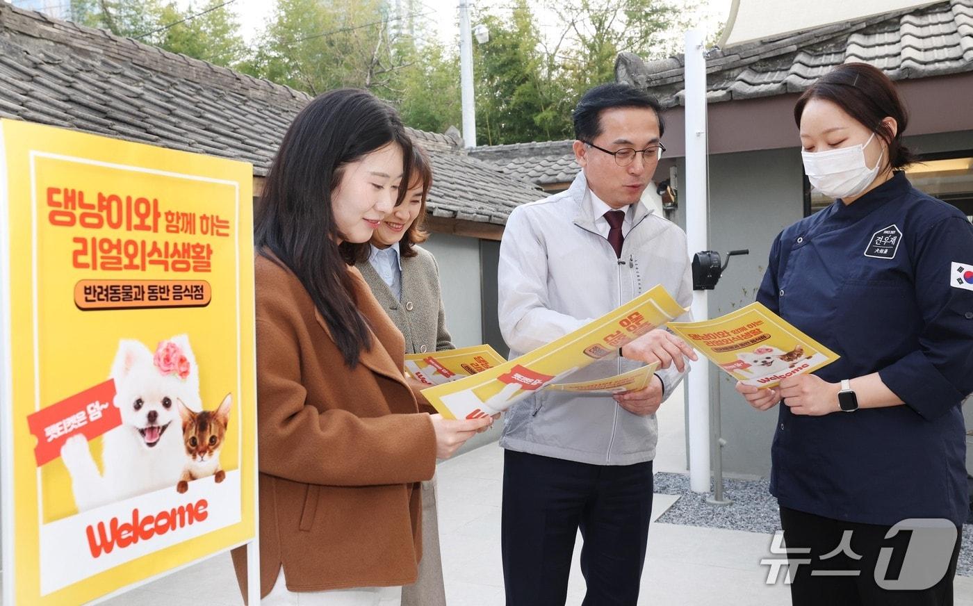 본문 이미지 - 박희조 동구청장이 반려동물 동반 출입 음식점 제도 홍보를 하고 있다.(동구 제공. 재판매 및 DB금지)/뉴스1