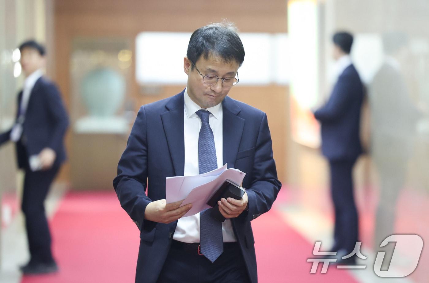 본문 이미지 - 한병도 더불어민주당 원내대표가 17일 서울 여의도 국회에서 열린 우원식 국회의장 주재 원내대표 회동을 마친 후 의장실을 나서고 있다. 2026.3.17 ⓒ 뉴스1 신웅수 기자