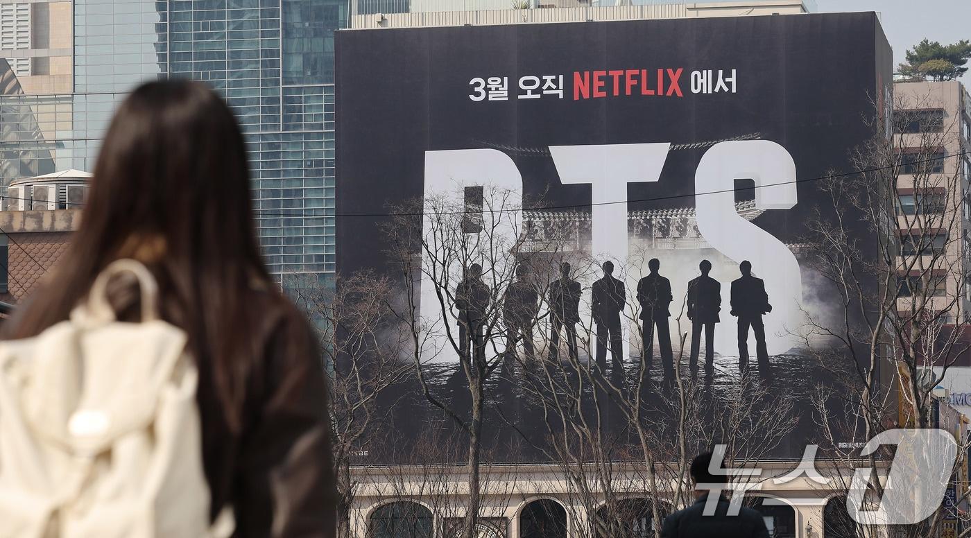 본문 이미지 - 방탄소년단(BTS) 완전체 컴백 공연을 나흘 앞둔 17일 오전 서울 광화문광장 주변 건물에 BTS 컴백 관련 광고가 붙어 있다. 2026.3.17 ⓒ 뉴스1 박지혜 기자