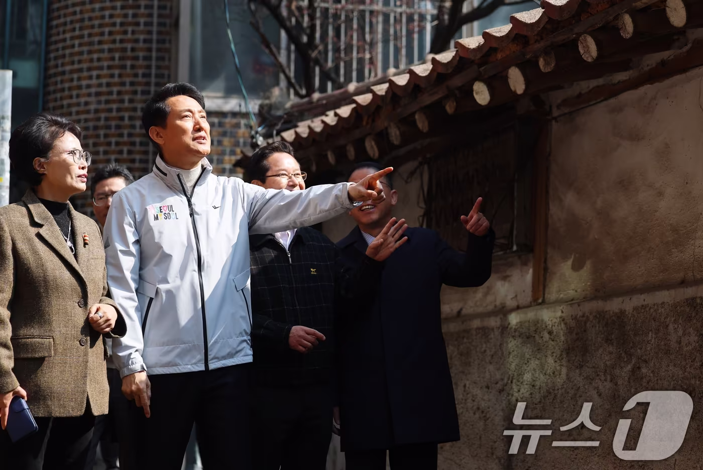 본문 이미지 - 오세훈 서울시장이 17일 서울 영등포구 신길역세권 장기전세주택 건립 현장을 방문해 역세권 주택 활성화 방안을 발표한 후 정비 사업 예정지를 둘러보고 있다. 2026.3.17 ⓒ 뉴스1 오대일 기자