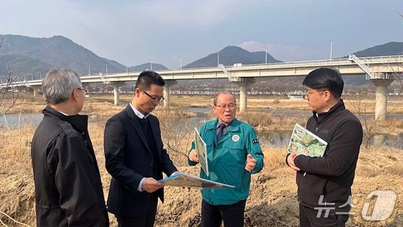 본문 이미지 - 이헌창 옥천부군수(왼쪽 세 번째)가 주요 현안사업장을 점검하고 있다. (옥천군 제공. 재판매 및 DB금지) 