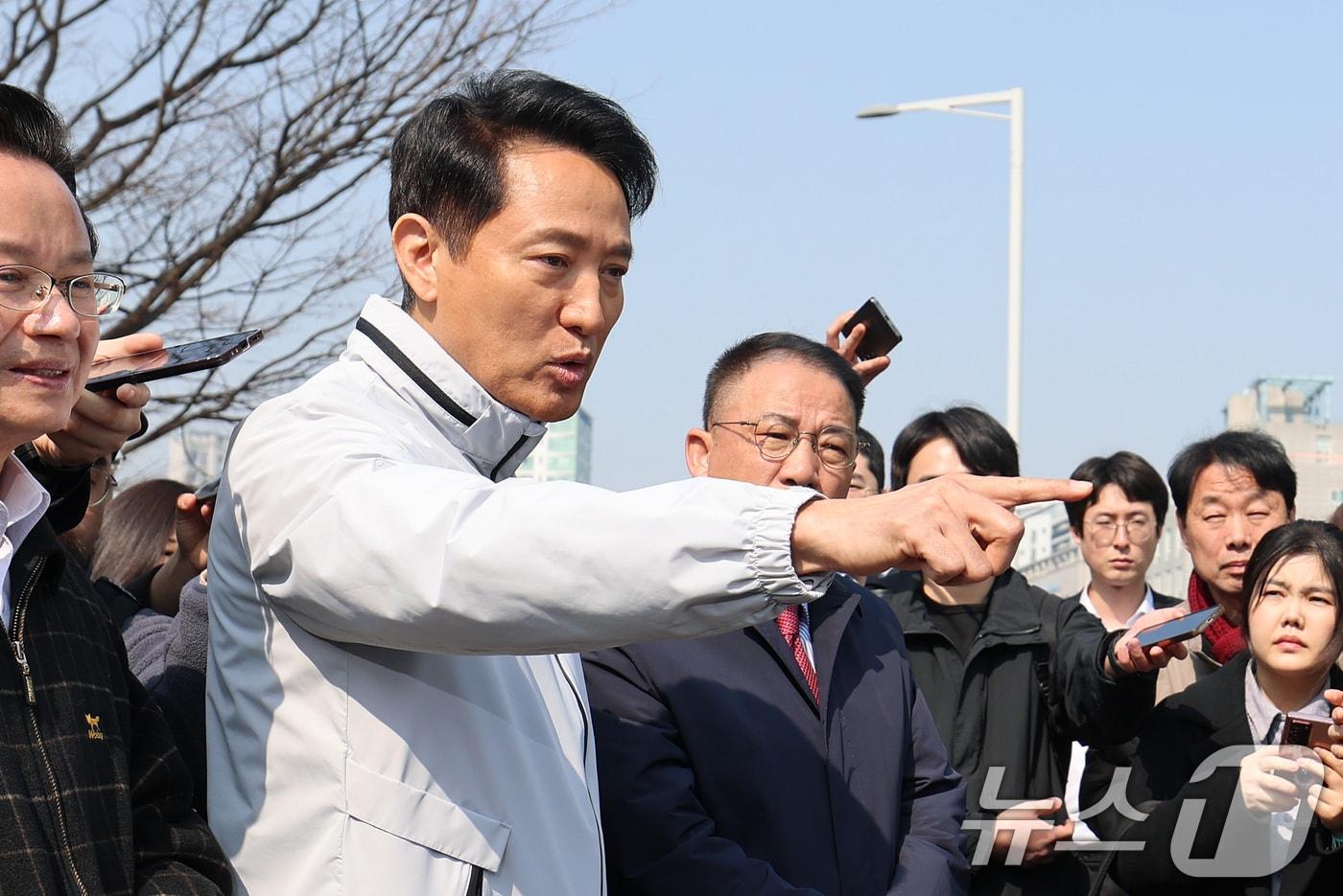 본문 이미지 - 오세훈 서울시장이 17일 서울 영등포구 신길역세권 장기전세주택 건립 현장을 방문해 정비사업 현황을 보고받으며 질문하고 있다. 2026.3.17 ⓒ 뉴스1 오대일 기자