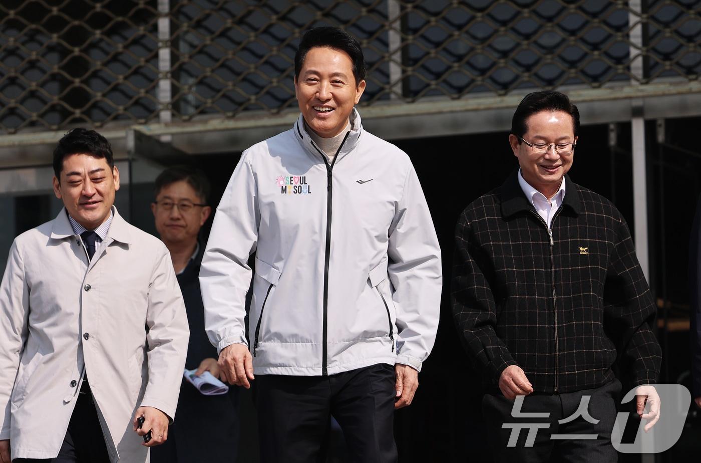 본문 이미지 - 오세훈 서울시장이 17일 서울 영등포구 신길역세권 장기전세주택 건립 현장에 도착하며 웃음짓고 있다. 2026.3.17 ⓒ 뉴스1 오대일 기자