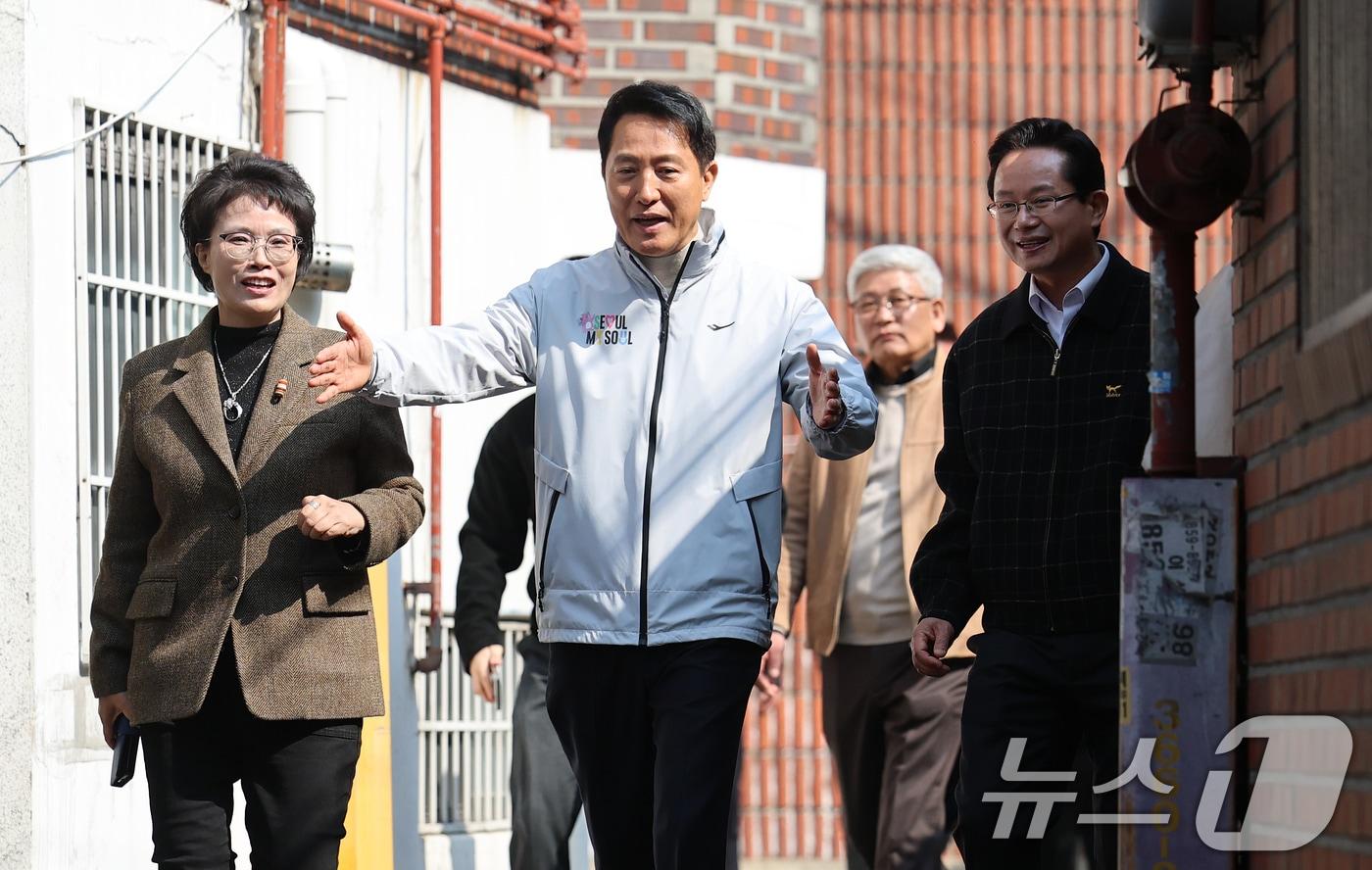 본문 이미지 - 오세훈 서울시장이 17일 서울 영등포구 신길역세권 장기전세주택 건립 현장을 방문해 역세권 주택 활성화 방안을 발표한 후 정비 사업 예정지를 둘러보고 있다. 2026.3.17 ⓒ 뉴스1 오대일 기자