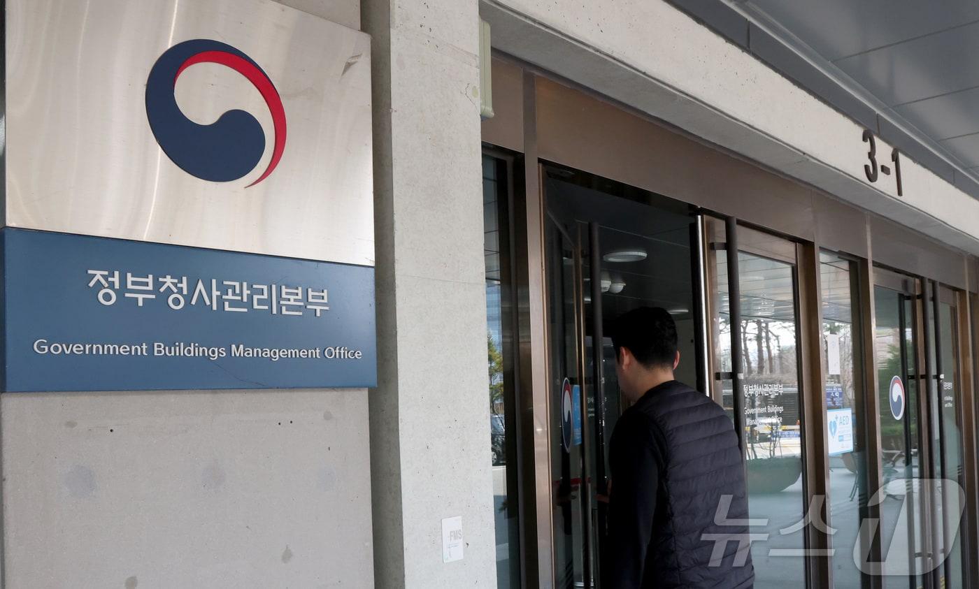 본문 이미지 - 권창영 2차 종합특검이 17일 오전 '관저 이전 의혹'과 관련해 세종시 정부세종청사 행정안전부 정부청사관리본부에 대한 압수수색 영장을 집행하고 있는 가운데 직원들이 분주하게 움직이고 있다. 2026.3.17 ⓒ 뉴스1 김기남 기자