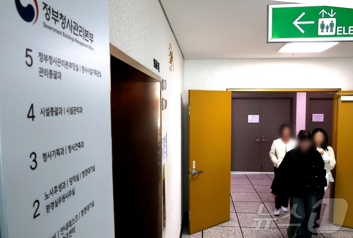 본문 이미지 - 권창영 2차 종합특검이 17일 오전 '관저 이전 의혹'과 관련해 세종시 정부세종청사 행정안전부 정부청사관리본부에 대한 압수수색 영장을 집행하고 있는 가운데 직원들이 분주하게 움직이고 있다. 2026.3.17 ⓒ 뉴스1 김기남 기자