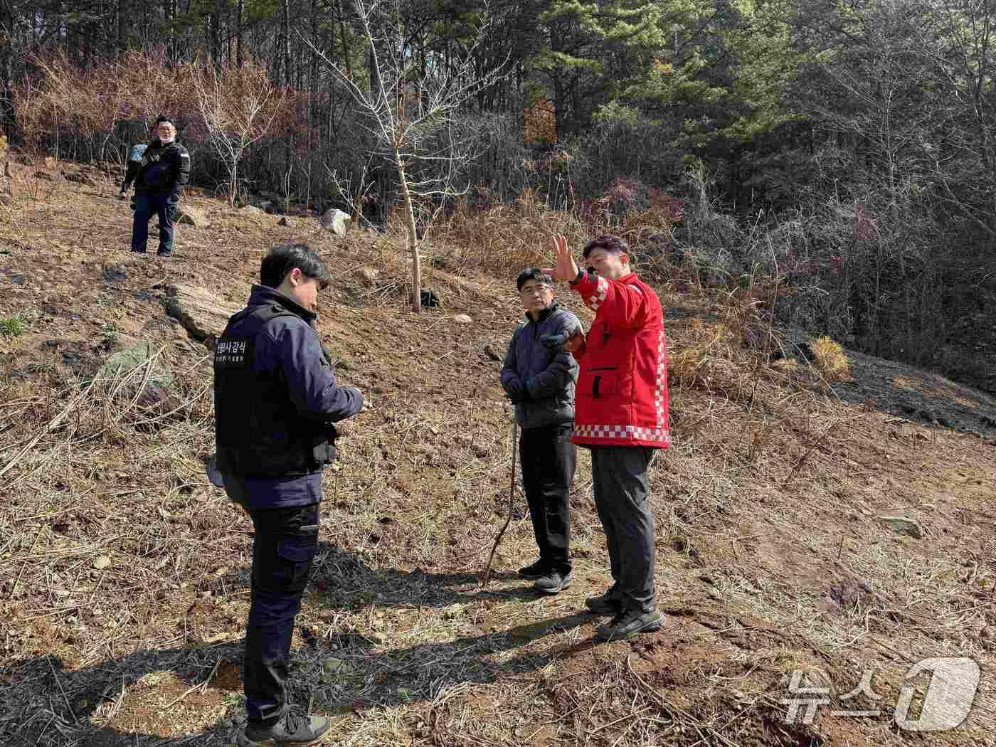 본문 이미지 - 지난 2월 21일 발생한 경남 함양군 산불 발화 지점에서 산림청을 비롯한 관계 기관이 합동조사를 실시하고 있다. (산림청 제공.재판매 및 DB금지)/뉴스1