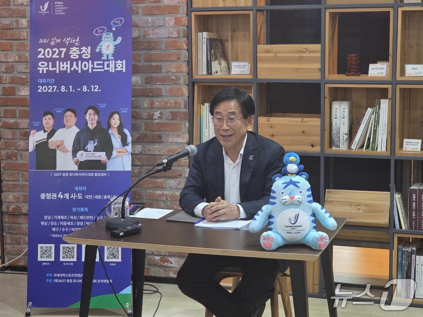 본문 이미지 - 이창섭 '2027 충청 유니버시아드 대회' 조직위 부위원장이 충남도청 프레스센터에서 대회 준비 과정을 브리핑하고 있다.2026.3.17/뉴스1